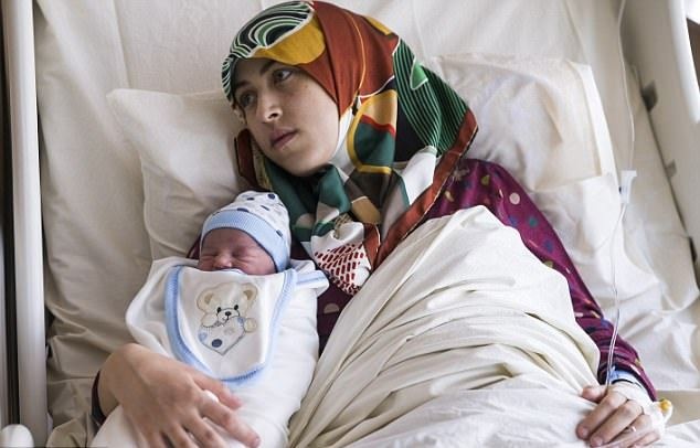 Mẹ và con gái "dắt tay nhau đi đẻ" trong cùng viện, cùng ngày - 3 …trong khi bé trai của con gái Gade được đặt tên Tayyip