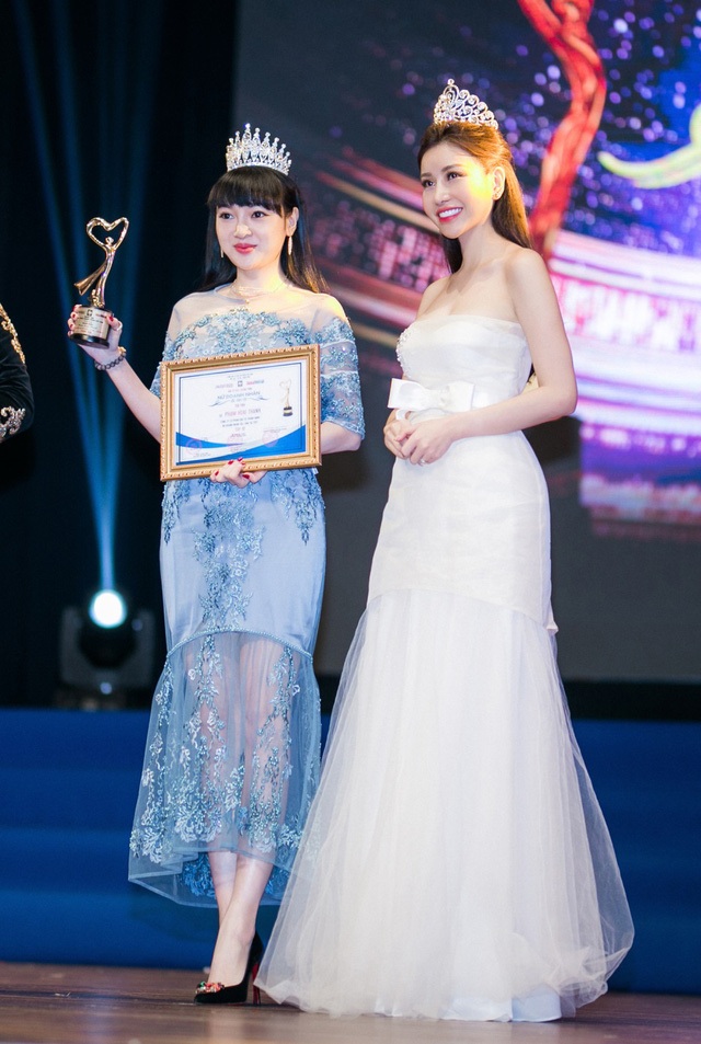 Hoa hậu Lam Cúc trao giải Nữ doanh nhân Sắc- Tâm- Tài - 4 Trong mọi khoảnh khắc, cô luôn được chú ý bởi nụ cười tỏa sáng và thần thái hoa hậu đầy cuốn hút.