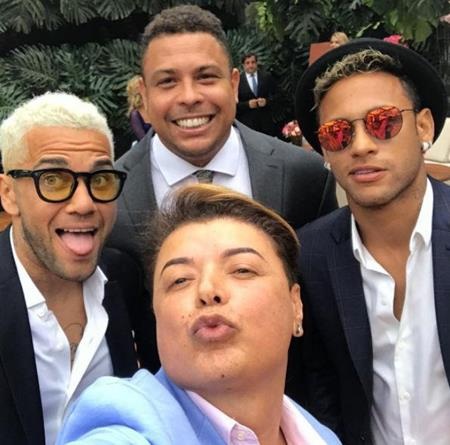 Neymar, Alves “quẩy” tưng bừng cùng Ronaldo "béo" trước trận gặp Chile - 3 Nam tài tử Brazil, David Brazil khoe ảnh tự sướng cùng dàn sao bóng đá
