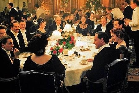 "Ngã ngửa" trước hậu trường làm phim của Hollywood - 3 Nhân vật trên phim được phép ăn uống nhưng các diễn viên thì không. Và để cho cảnh quay chân thật thì khi “sơn hào hải vị” được bày ra, các diễn viên có thể cắn rồi nhai say sưa trước ống kính nhưng lại không hề… nuốt thức ăn.