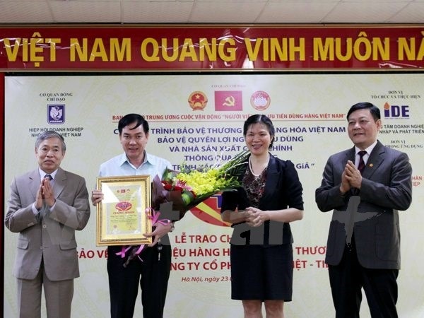 Sau vầng hào quang, doanh nhân “trả giá” không chỉ mồ hôi và nước mắt - 3
Bàn giao Quy trình xác thực chống hàng giả tại Khóa Việt Tiệp, ngày 23/11. (Ảnh: Doãn Đức/Vietnam+)