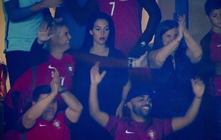 Đang bầu bí, bạn gái C.Ronaldo vẫn gây bão với thân hình quyến rũ - 3 Georgina Rodriguez tỏ ra rất nghiêm túc khi xem bóng đá
