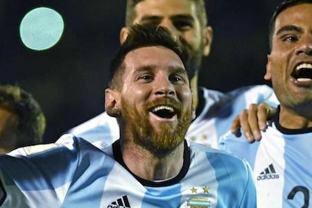 Thêm một người đẹp bốc lửa nguyện “cháy” hết mình vì Messi - 3 Messi đã có màn trình diễn chói sáng trong trận gặp Ecuador