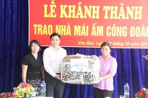 Nữ giáo viên vùng cao được tặng nhà “Mái ấm công đoàn” - 3 Công đoàn ngành Giáo dục tỉnh Lao Cai cũng trao tặng cho cô Bùi Thị Tuyết chiếc chăn ấm mùa Đông.