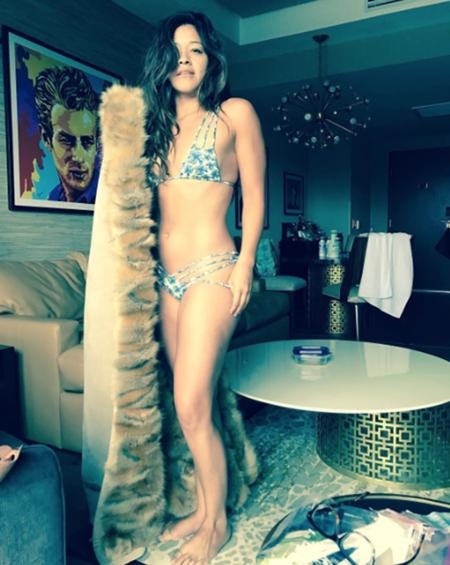 Điểm lại những màn diện bikini sexy quá đỗi của các sao - 3 Gina Rodriguez thì đã tự tay chia sẻ một bức hình diện bikini nóng bỏng trên trang Instagram cá nhân