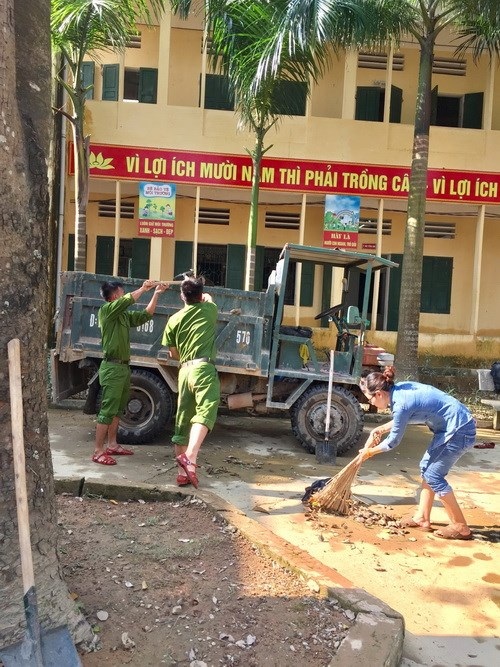 Chương Mỹ: Nước đã rút hết khỏi trường học - 3 Dọn dẹp bùn, đất, sỏi, đá sau úng lụt