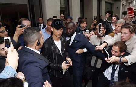 Bạn gái C.Ronaldo bầu bí vẫn tự tin tỏa sáng - 3 C.Ronaldo cũng được các fans vây kín