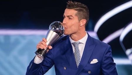 C.Ronaldo tạo “bão” với tiết lộ bất ngờ trên mạng xã hội - 3 C.Ronaldo vừa được vinh danh là cầu thủ xuất sắc nhất thế giới