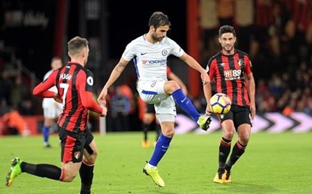 Fabregas công khai “khóa môi” bạn gái hơn 12 tuổi giữa đường phố - 3 Fabregas cùng Chelsea đã có một trận đấu vất vả trước Bournemouth