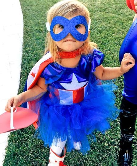 Tiểu công chúa Penelope nhà Kourtney Kardashian là một fan hâm mộ cuồng nhiệt của Captain America và cô bé hết sức phấn khích khi được hoá trang thành siêu anh hùng này trong ngày Halloween.
