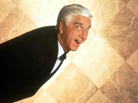 Những tài năng nở muộn của Hollywood - 3 Khi tham gia bộ phim “Airplane” nổi tiếng, Leslie Nielsen đã 54 tuổi. Và khác với nhiều đồng nghiệp đã tính tới chuyện nghỉ ngơi, Leslie Nielsen bấy giờ mới bắt đầu sự nghiệp của một nam diễn viên hài nổi tiếng và đem đến tiếng cười cho vô vàn khán giả.
