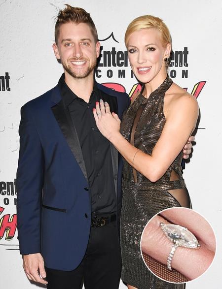 Những ngôi sao tự tin khoe nhẫn tiền tỉ trong năm nay - 3 Katie Cassidy, nữ diễn viên phim “Arrow” đã cảm thấy mình là cô gái may mắn nhất thế giới khi được bạn trai Matthew Rodgers cầu hôn bằng một chiếc nhẫn kim cương hình trái xoan siêu “khủng”.