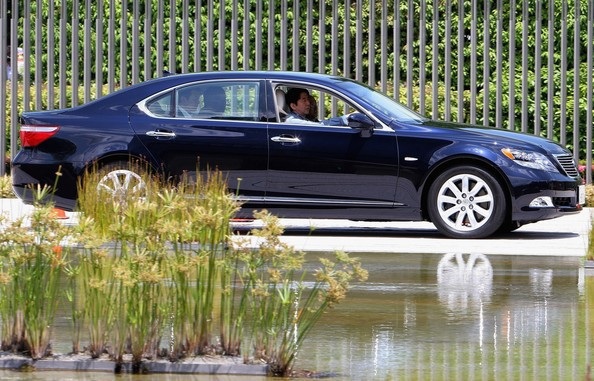 
Thủ tướng Nhật Bản Shinzo Abe trong chiếc Lexus LS 600hL (Ảnh: Getty)
