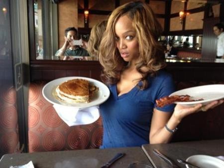 Tyra Banks thường “phớt lờ” những nhà hàng sang trọng, đẳng cấp. Thay vào đó, Tyra Banks lại lui tới những địa điểm ăn uống giá rẻ nhưng rất hợp khẩu vị như The Cheesecake Factory và ngôi sao của “America’s next top model” cũng rất tự hào vì thói quen ăn uống đơn giản của mình.