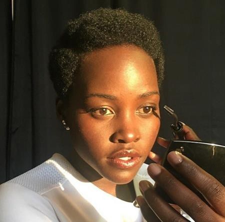 Khi các sao lớn hạ quyết tâm nói không với trang điểm - 3 Lupita Nyongo từ nhỏ đã có suy nghĩ rằng việc trang điểm có thể khiến diện mạo đổi khác nhưng không có nghĩa đây là điều thiết yếu. Nữ diễn viên từng chia sẻ rằng: “Mẹ tôi không nghĩ trang điểm là cần thiết và tôi cũng không cho rằng nó cần thiết quá đâu. Nó chỉ là một loại phụ kiện mà thôi”.