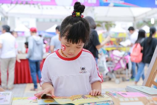 Phó Đại sứ Israel: “Đọc sách không chỉ là thói quen mà còn là một phẩm chất tốt đẹp” - 3 Phụ huynh và các em học sinh đến tham dự chương trình đã được tiếp cận với hơn 15.000 đầu sách chất lượng thuộc nhiều thể loại phong phú, từ các cuốn sách được xuất bản tại Việt Nam cho tới sách ngoại văn. Bên cạnh đó, chương trình còn tổ chức nhiều hoạt động, sân chơi dành cho học sinh, cũng như các buổi hội thảo hữu ích dành cho Phụ huynh.