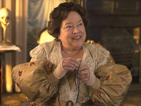 Loạt sao tỏa sáng rực rỡ khi tuổi đời, tuổi nghề đã “chín muồi” - 3 Kathy Bates từng là một nữ diễn viên khá lận đận với nghề diễn. Thường xuyên đóng các vai nhỏ trong phim, Kathy Bates đã phải kiên nhẫn chờ đợi đến ngày được đóng vai chính trong “Misery”. Với tài năng xuất chúng của mình, Kathy Bates nhanh chóng giành được một tượng vàng Oscar danh giá và khiến cả thế giới phải nhớ đến mình ở độ tuổi 42.