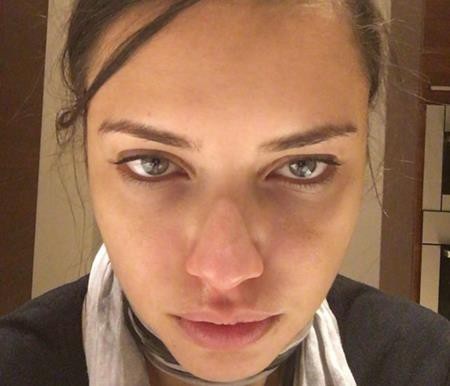 Loạt sao tự tin tỏa sáng với mặt mộc - 3 Là một thiên thần của Victoria’s Secret, Adriana Lima tưởng như lúc nào cũng xuất hiện lộng lẫy trước công chúng. Tuy vậy, nghề người mẫu vốn chẳng hề dễ dàng. Adriana từng phải làm việc 10 tiếng đồng hồ một ngày, chụp hình trong thời tiết lạnh giá nhưng vẫn tự hào chia sẻ với người hâm mộ mặt mộc sau những giây phút lao động vất vả.