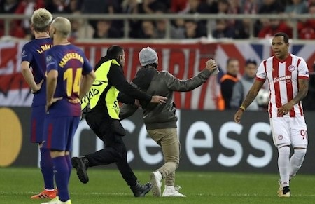 Bị phạt hơn 1,5 tỉ đồng vì trót để fans cuồng tiếp cận Messi - 3 Sang hiệp hai, chàng cầu thủ siêu sao vẫn tiếp tục được fan cuồng “hỏi thăm”
