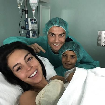 C.Ronaldo “đốn tim” người hâm mộ với bức ảnh khoe con gái cực đáng yêu - 3 CR7 hiện mới “chỉ” có 4 con