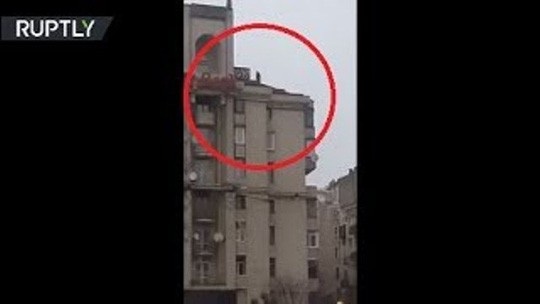 Tình báo Ukraine trèo lên mái nhà bắt cựu tổng thống Georgia - 4
Khoảnh khắc ông Saakashvili dọa nhảy từ mái nhà xuống đất. Ảnh: RT