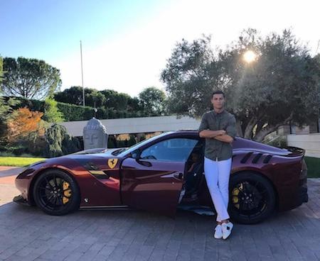 C.Ronaldo, Beckham chưa phải ngôi sao sưu tầm xế hộp khủng nhất - 3 CR7 dĩ nhiên cũng có mặt trong danh sách những sao thể thao sở hữu bộ xế hộp khủng nhất hành tinh. Với gara chứa những Ferrari 599 GTB Fiorano, Ferrari F430, Ferrari 599 GTO, Lamborghini Aventador, Rolls-Royce Phantom hay Bugatti Chiron, ước tính, chàng cầu thủ siêu sao đã phải chi ra tới 4,2 triệu bảng Anh.