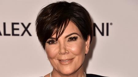 Khác với cô con gái Kim Kardashian, Kris Jenner không hề e dè khi thừa nhận chuyện từng phẫu thuật thẩm mĩ. Ngoài phẫu thuật căng da mặt, Kris Jenner còn từng đi nâng ngực và ước tính, Kris Jenner đã chi ra không dưới một triệu đô la Mỹ để đi làm đẹp nhân tạo.