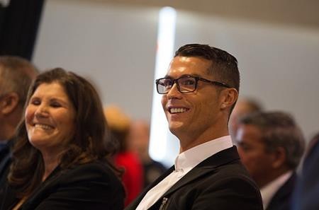 C.Ronaldo bắt tay xây bệnh viện từ thiện tại Nam Mỹ - 3 Chàng cầu thủ siêu sao thực sự có một tấm lòng nhân hậu