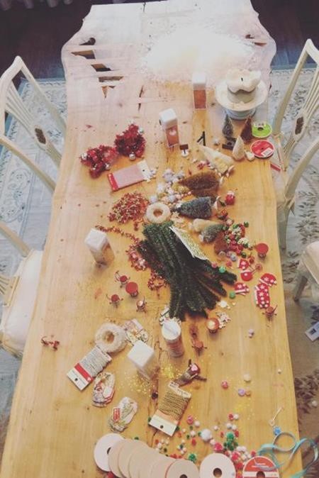 Sao và những mùa Noel ấm áp bên gia đình - 3 Mẹ con Katie Holmes trổ tài khéo léo với những món phụ kiện trang trí Giáng sinh bắt mắt.