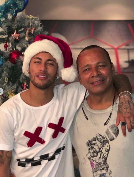 Messi và C.Ronaldo đi đầu trào lưu ăn mừng Giáng sinh - 3 Đồng đội cũ của Messi, Neymar đã đón Giáng sinh bên bố mẹ và em gái.