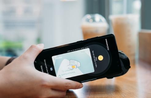 Nhìn lại Samsung Pay sau 3 tháng triển khai: Khả năng và cơ hội - 3 Samsung Pay cho phép người dùng lưu giữ thông tin lên đến 10 loại thẻ khác nhau vào một máy, đồng thời mỗi thẻ được sử dụng trên 3-5 máy riêng biệt.
