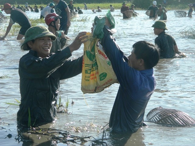 Hàng trăm người đội nắng tham gia lễ hội đánh cá cầu may độc đáo - 11 Hàng trăm người đội nắng tham gia lễ hội đánh cá cầu may độc đáo - 11