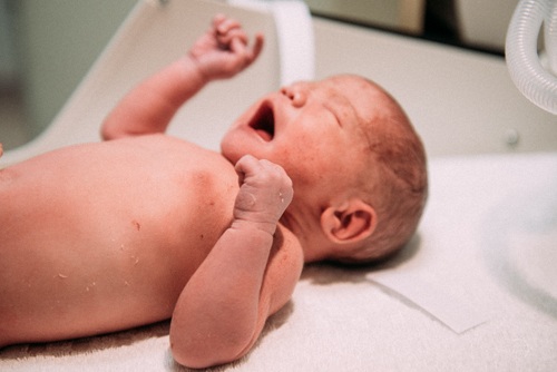 
Sự xuất hiện của con khiến Emmy cảm thấy cuộc sống thật sự tồn tại phép màu
