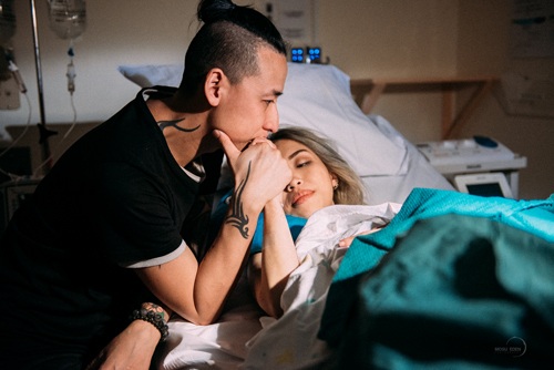 
Emmy tận hưởng niềm hạnh phúc sau 7 giờ sinh nở.
