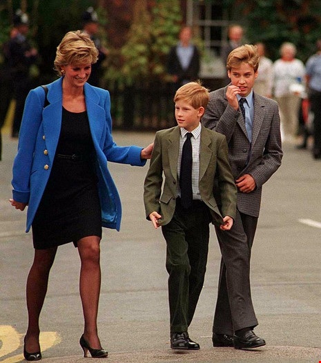 6 bức thư đấu giá và tình yêu con của Công nương Diana - 5 Công nương Diana và Hoàng tử Harry tiễn Hoàng tử William ngày đầu vào học trường nội trú Eton College. Ảnh: GETTY IMAGES