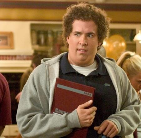 Khi các sao nam “hồi xuân” trên màn ảnh - 4 Dù còn rất mực phong độ nhưng Ryan Reynolds vẫn được các nhà làm phim “trẻ hoá” trong phim “Just friends”. Tuy nhiên, Ryan thời “ngố tàu” chẳng hề điển trai, lịch lãm như hiện tại mà lại gây ấn tượng với ngoại hình mũm mỉm và mái tóc xù dễ thương.