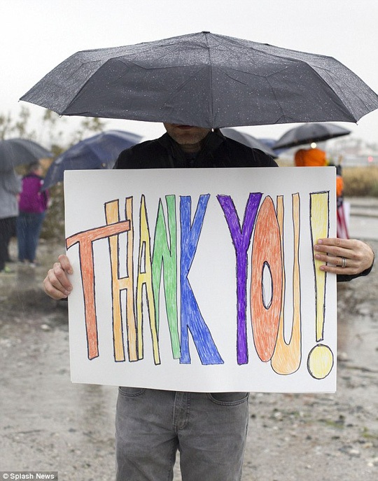 Máy bay chở ông Obama hạ cánh 3 lần bất thành - 6 Người ủng hộ ông Obama đội mưa đón vị tổng thống gần sân bay. Ảnh: Splash News