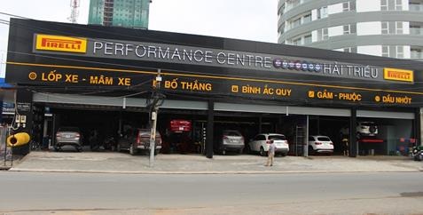 Trung tâm lốp ô tô Pirelli chính hãng khai trương ở TP HCM - 4 Pirelli Performance Centre Hải Triều còn cung cấp các loại la-zăng với nhiều kiểu dáng, mẫu mã cho khách hàng có nhu cầu nâng cấp và làm đẹp xe; các dịch vụ bảo dưỡng nhanh như thay dầu nhớt, bình ắc-quy, bố thắng, gạt mưa... Trung tâm cũng đầu tư hệ thống máy ra vào lốp, cân vành laser điện tử, chỉnh thước lái độ chụm 3D với những công nghệ tiên tiến nhất hiện nay đến từ hãng Hunter (Mỹ).