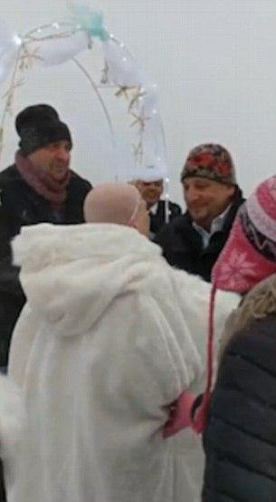 Khách mời tiết lộ cô dâu đang dũng cảm điều trị căn bệnh ung thư