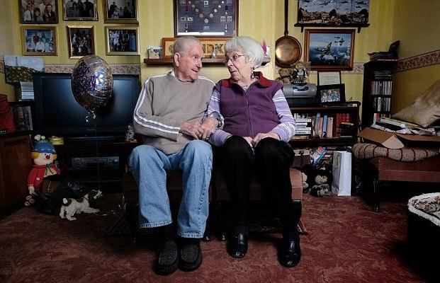 Vào ngày kỉ niệm, ông Stan đã tặng bà Dolly 70 đóa hoa cẩm chướng