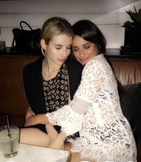 Ra Tết, cùng “quẩy” tưng bừng với các sao thế giới - 4 Emma Roberts tình cảm chụp ảnh cùng Lea Michele