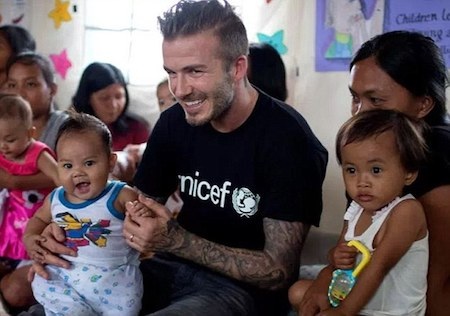 David Beckham bị “tố” đòi đưa đón bằng chuyên cơ gần nửa tỉ đồng - 4 Chàng cựu danh thủ bị tố làm từ thiện để “đánh bóng” tên tuổi
