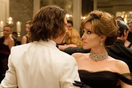 Sự kết hợp ăn ý giữa Johnny Depp và Angelina Jolie trong tác phẩm phiêu lưu kịch tính “The Tourist” (2010) chắc chắn sẽ là một sự lựa chọn không tồi cho ngày lễ Tình nhân