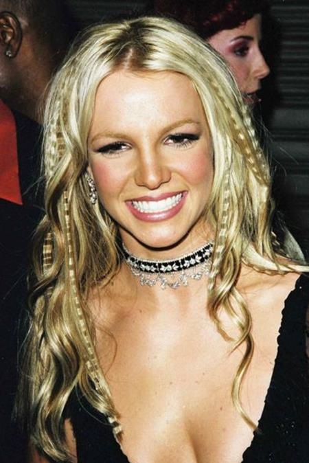 Nhìn lại hành trình “lột xác” ấn tượng của Britney Spears - 4 Ở tuổi 18, Britney Spears đã khiến cả làng nhạc phải trầm trồ khi có chuyến lưu diễn đầu tiên vòng quanh thế giới cùng một màn xuất hiện bốc lửa tại thảm đỏ lễ trao giải MTV Awards 2000