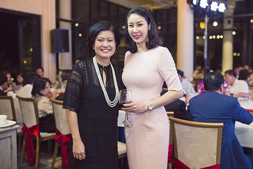 Bà Ureerat Ratanaprukse - Tổng lãnh sự quán Vương quốc Thái Lan tại Việt Nam chụp ảnh cùng Hoa hậu Hà Kiều Anh