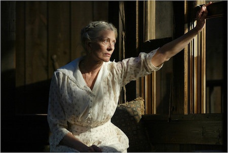 Hồi năm 2002, khi trình diễn vở kịch “Long day’s journey into night”, nữ diễn viên người Anh Vanessa Redgrave đã mạnh dạn yêu cầu một người nhắc thoại cho mình ngay dưới sân khấu. Theo tờ The New York Times, Vanessa Redgrave đã rất áp lực vì chuyện nhớ thoại và muốn có một phương án dự phòng để an tâm trình diễn.