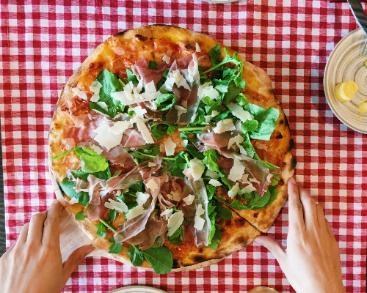 Điểm danh những nhà hàng Pizza nướng củi hiếm hoi ở Hà Nội - 4 Topping luôn giữ được độ tươi mát