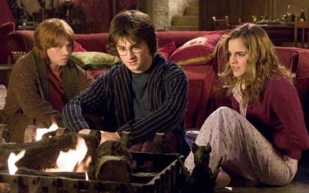 Emma Watson, cô “phù thủy nhỏ” đã lột xác thành “người đẹp” - 4 Trong phần phim “Harry Potter và Chiếc cốc lửa” (2005), nhân vật Hermione của Emma Watson và nhân vật Ron do Rupert Grint đóng đã có những tiến triển đặc biệt trong chuyện tình cảm của cả hai