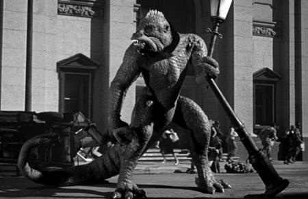 Những màn biến hóa đầy bất ngờ của người ngoài hành tinh trên màn ảnh - 4 “20 million miles to Earth” (1957) cũng gây ấn tượng với hình ảnh người ngoài hành tinh khá dữ dằn