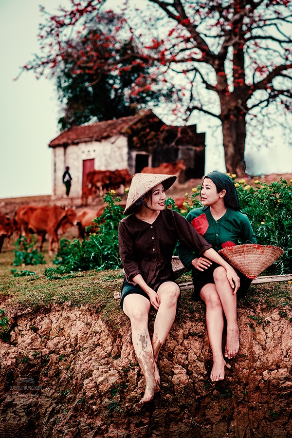 Dưới gốc cây gạo là nơi người dân địa phương thường ngồi trò chuyện, ngơi nghỉ sau buổi làm đồng mệt nhọc.